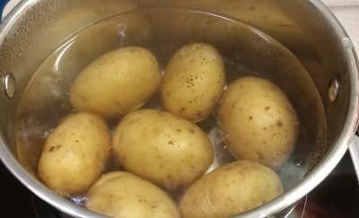 Картофель в кастрюле
