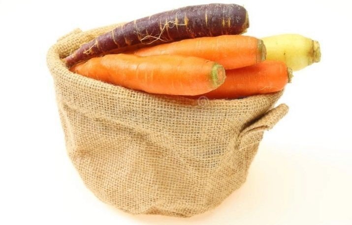 Морковь в холщовом мешке