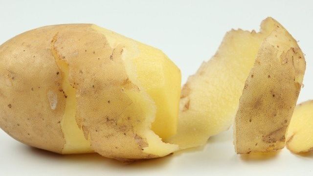Как использовать картофельные очистки в качестве удобрения на огороде и не только