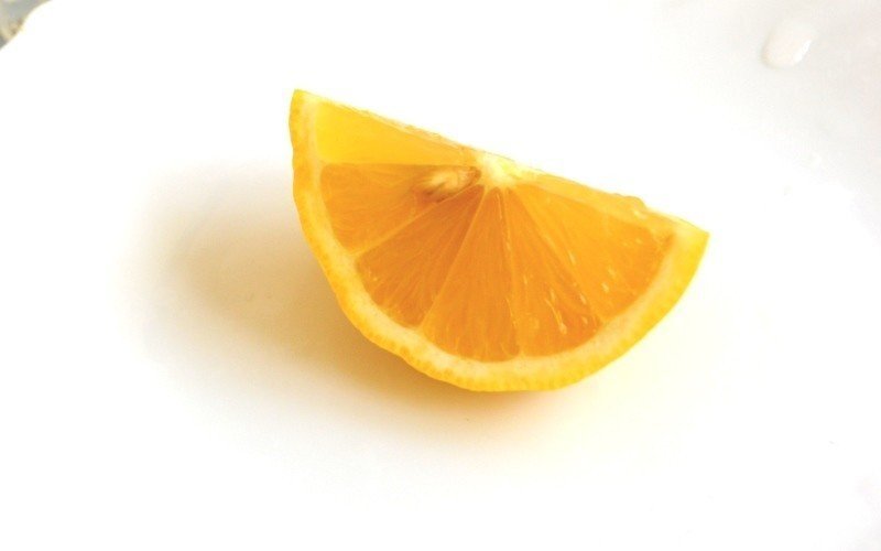 Кусочки апельсина на белом фоне
