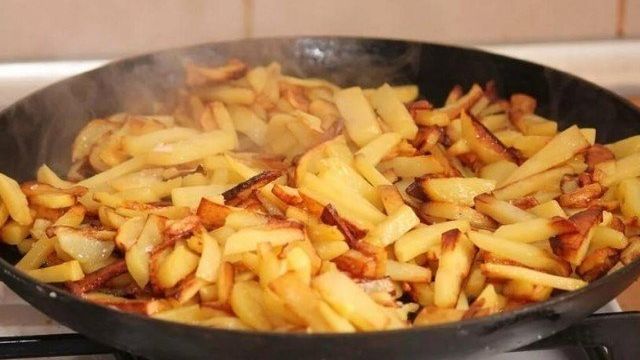 Когда солить жареный картофель