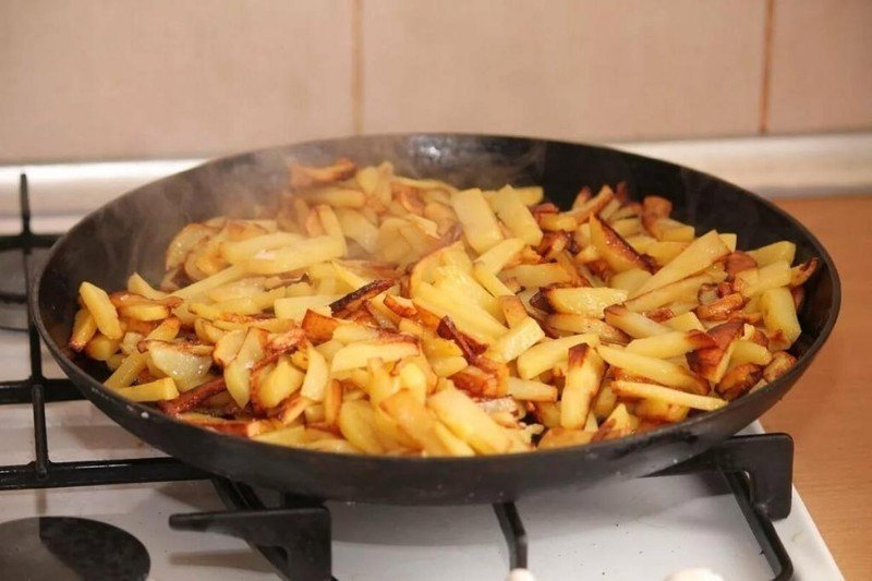 Жареная картошка на сковороде с корочкой